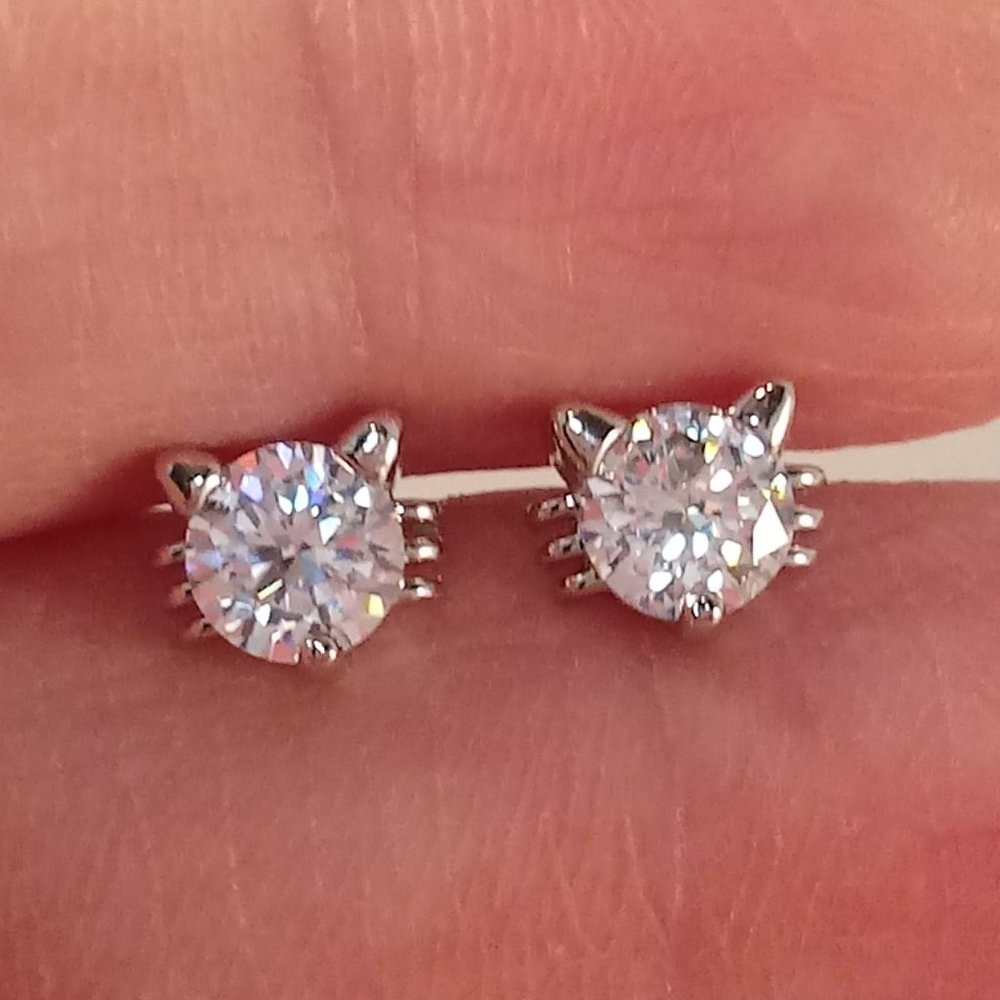 Silver Plated Gorgeous Cat Diamond Zircon Solitaire Stud Earrings Party Gift